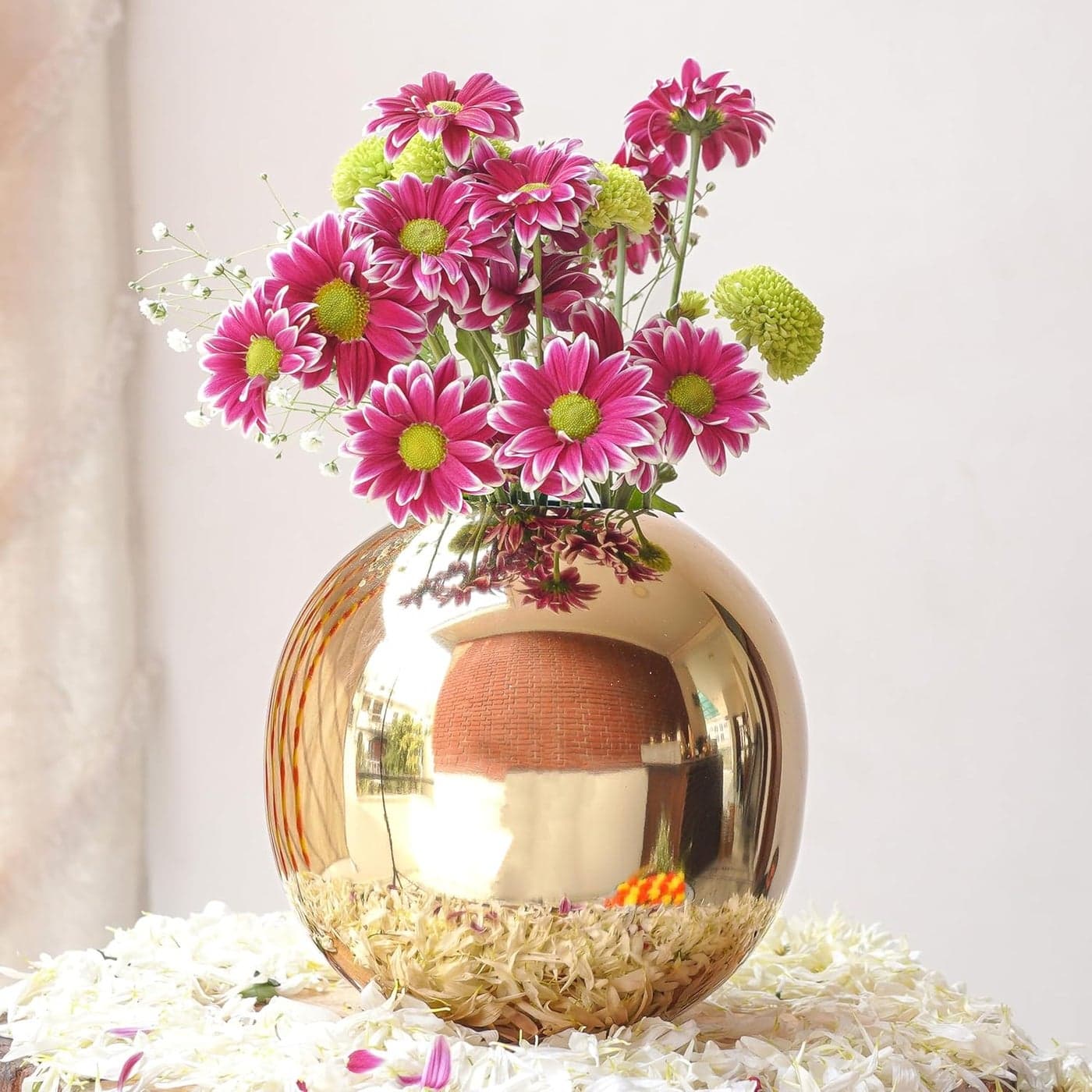 BEHOMA Metal Ball Round Flower Vase for Home DecorTable Decorative Item for Bedroom Living Room Office Wedding Best Gift for Birthday Anniversary Festival Valentines Day Gold Small