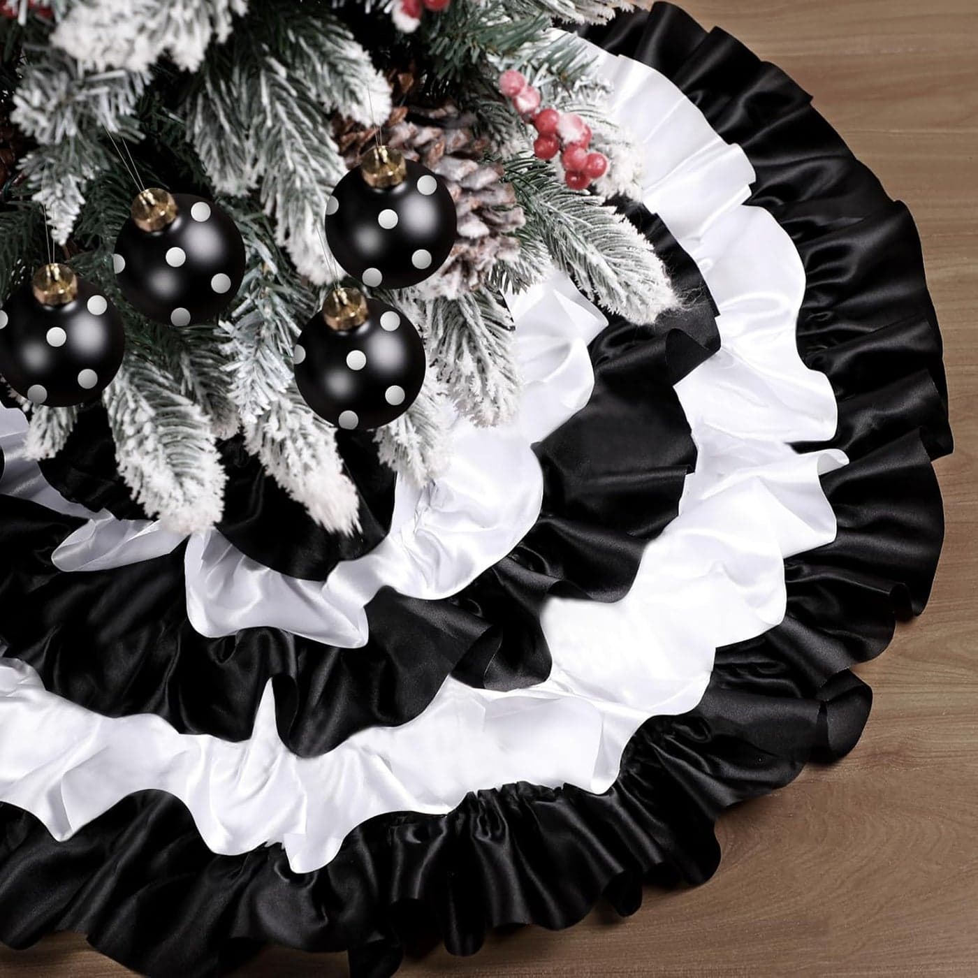 Civaner Black and White Christmas Tree Skirt 24 Inch Ruffle Tree Skirt Fluffy Xmas Tree Mat Farmhouse Christmas Ornaments for Holiday Party Mnini Xmas Tree Decoration