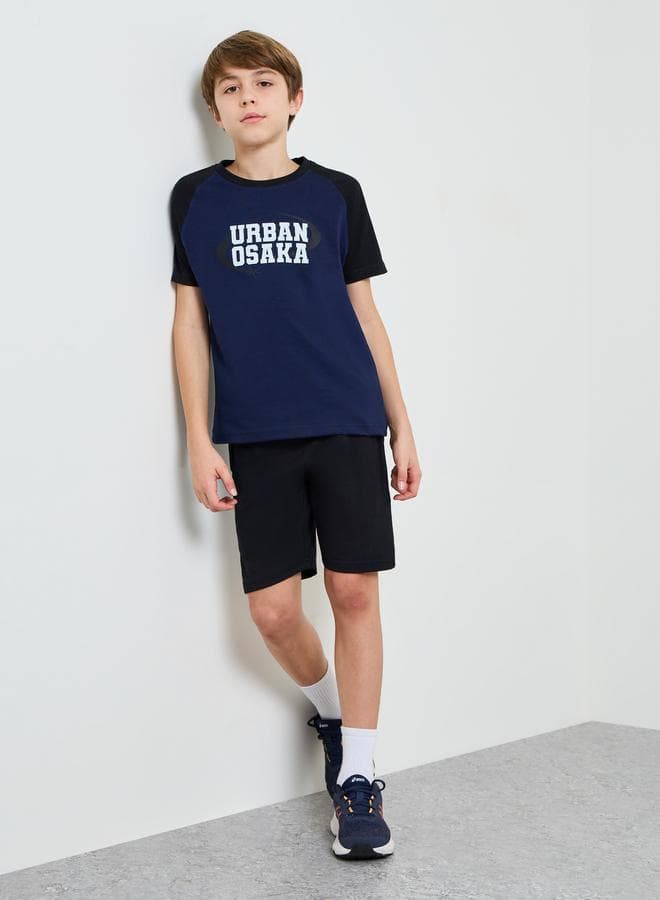 Teen boy set
Tee: regular fit, raglan sleeves, short sleeves, chest print.
Shorts: regular fit, elasticated waistband, functional drawstring,sideseam pockets.