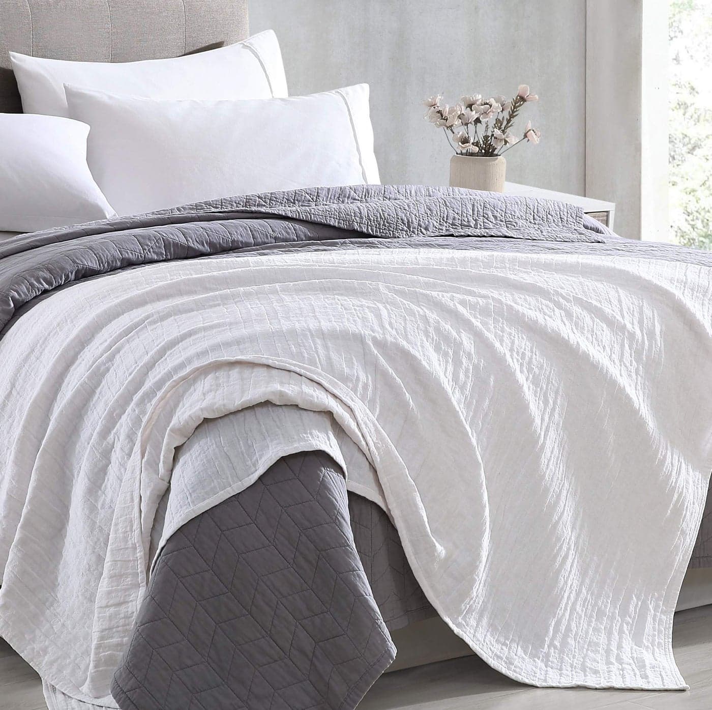 Sterling Creek Dawson Star Muslin Cotton Blanket Three Layers Lightweight Breathable Gauzy Blanket for Adults All Season Queen White