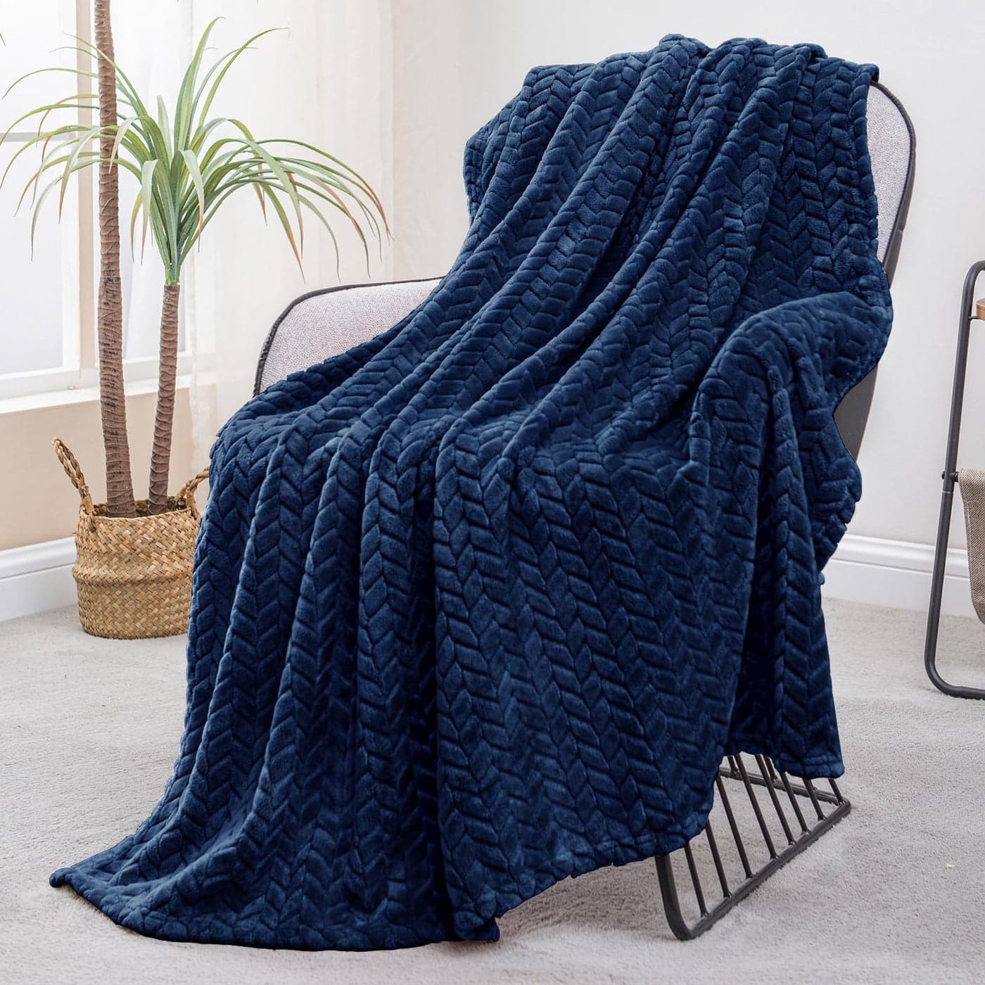 Exclusivo Mezcla Fleece Throw Blanket for Couch and Bed 50x70 Inches Soft Cozy Jacquard Flannel Blankets Lightweight Fuzzy Plush Warm Throws for Women Navy Blue