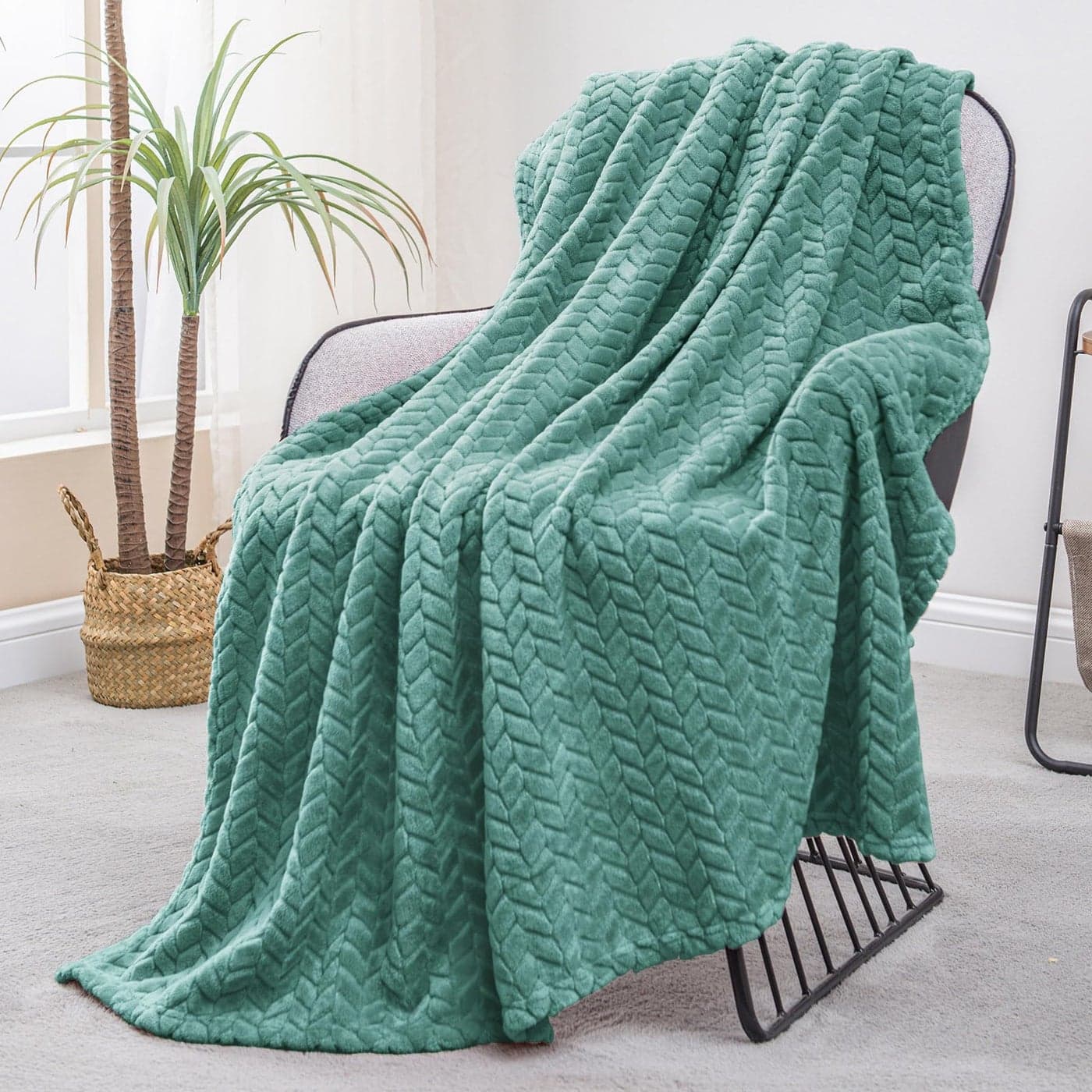 Exclusivo Mezcla Fleece Throw Blanket for Couch and Bed 50x70 Inches Soft Cozy Jacquard Flannel Blankets Lightweight Fuzzy Plush Warm Throws for Women Celadon