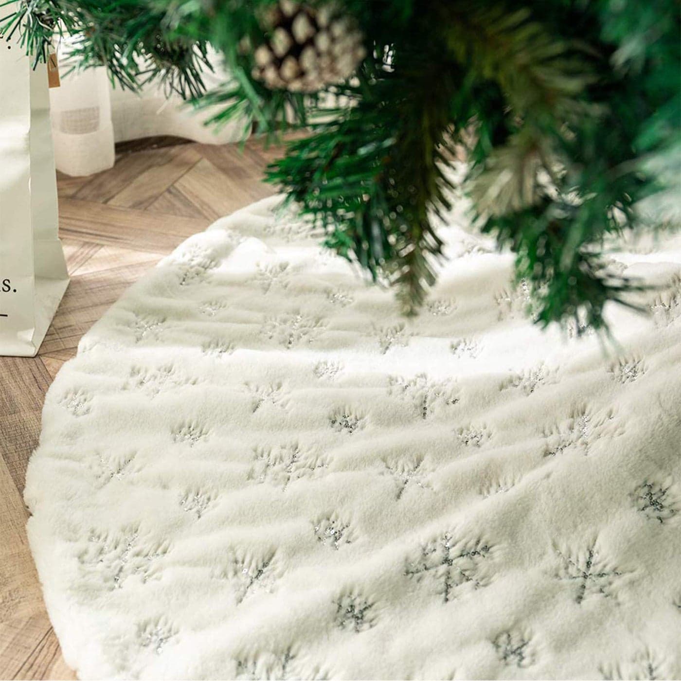 DegGod Plush Christmas Tree Skirts 30 inches Luxury Snowy White Faux Fur Xmas Tree Base Cover Mat with Silver Snowflakes for Xmas New Year Home Party Decorations