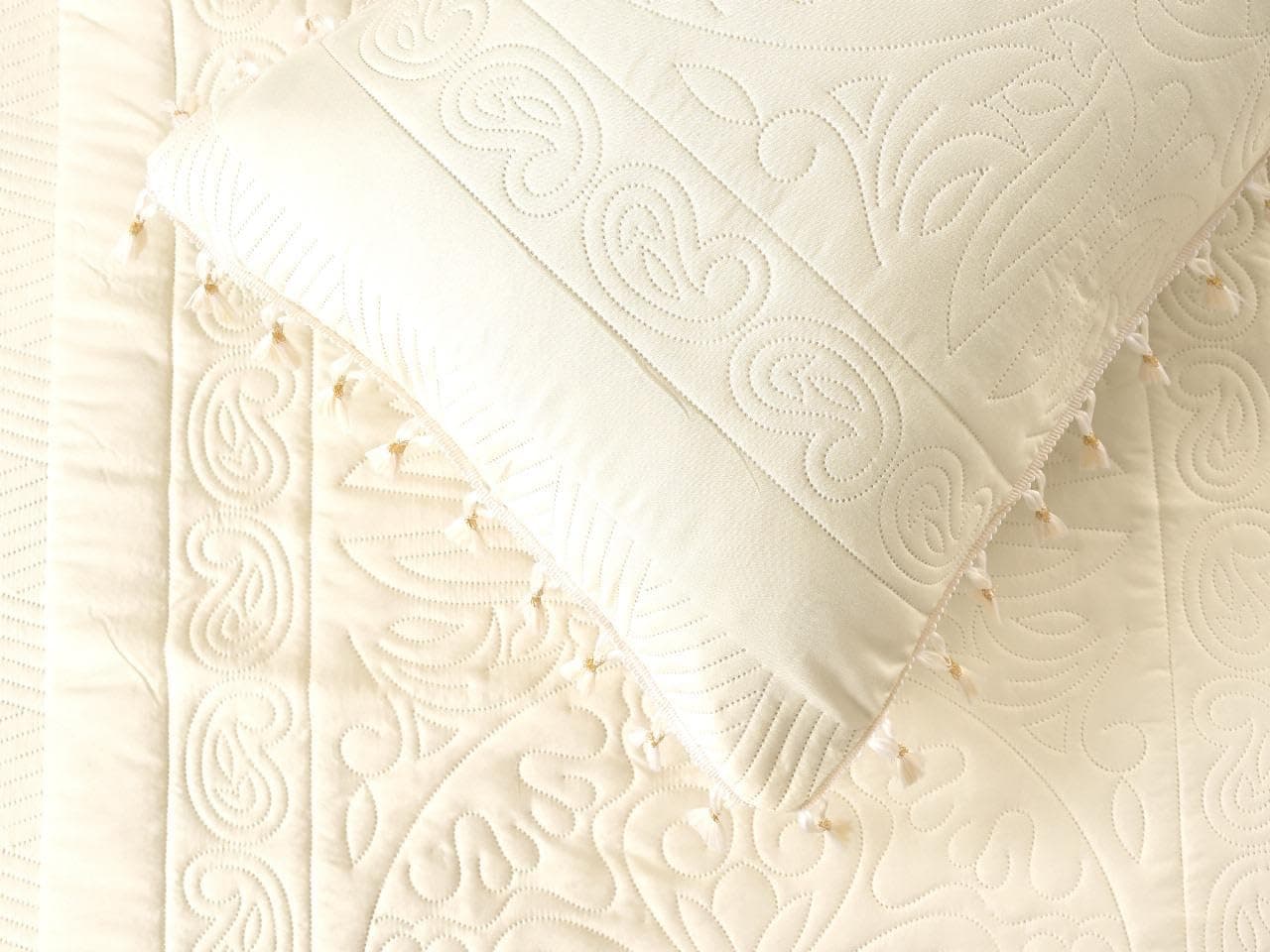KNIT VIBES Premium Quilted Bedsheets/Bedcover Ultrasonic Reversible Bedspread with 2 XL Size Pillow Cover, Multipurpose 230x250 cms Bedsheets/Comforter, Cream