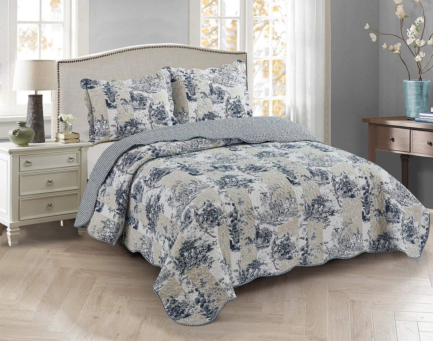 Brilliant Sunshine Blue Toile in Beige and Ivory Patches 3Piece Quilt Set with 2 Shams Reversible Bedspread Soft Lightweight Coverlet AllSeason FullQueen Blue