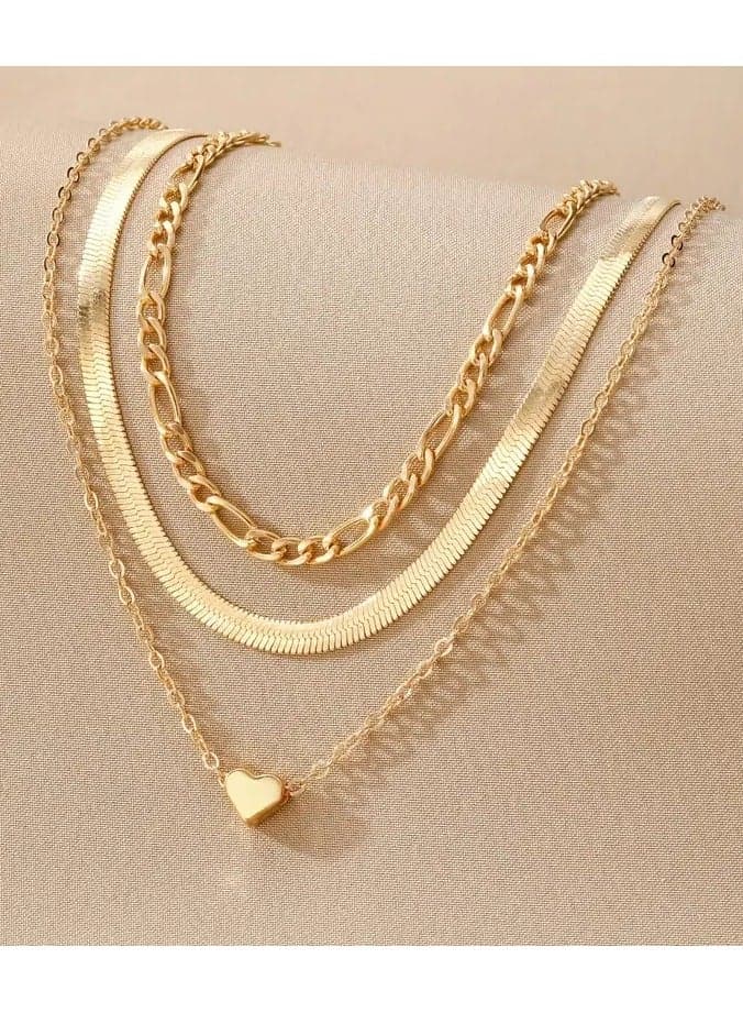 A Minimalist Golden Heart Pendant Layered Chain Necklace, Stylish And Unique, Perfect for Women to Wear with Sweaters in The Autumn And Winter Seasons.