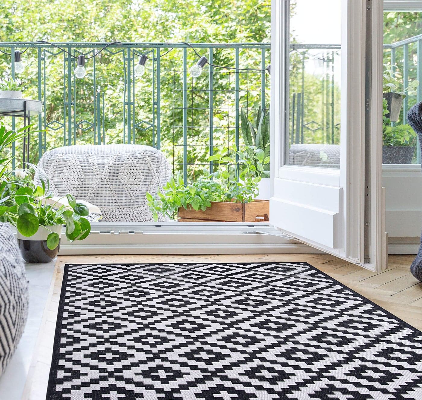 HOMEGNOME Indoor Outdoor Moroccan Trellis Rug 8x10 Black