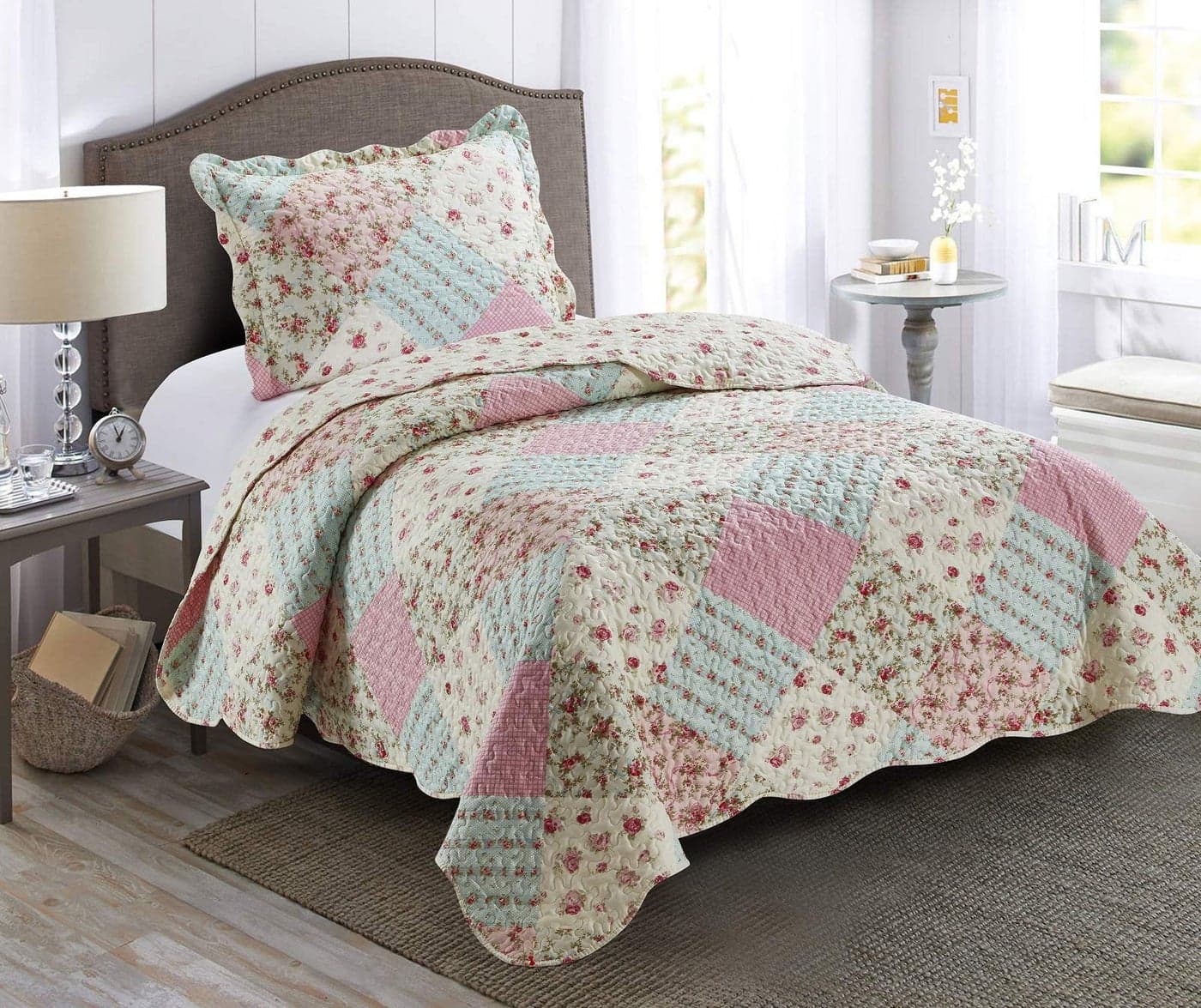 Brilliant Sunshine Roses Quilt Set 2Piece Bedding Sets with 1 Sham Patchwork Design Washable and Reversible Bedspread Soft Lightweight Coverlet AllSeason TwinTwin XL Pink Green