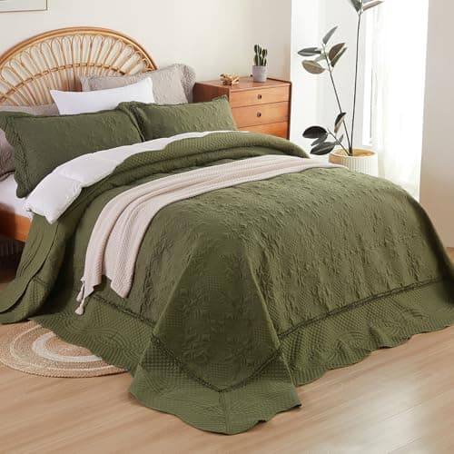EVENHUG Oversized Quilts Set King Size 3 Piece Bedding Set Reversible Bedspread with 2 Pillow Shams Coverlet Lightweight Soft Bed Cover for All Season(120"X120",Olive Green)