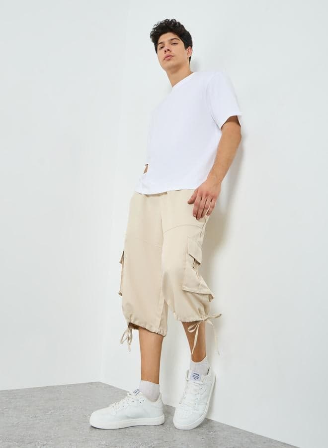 Men Beige Cargo Capri Pants with Drawstring