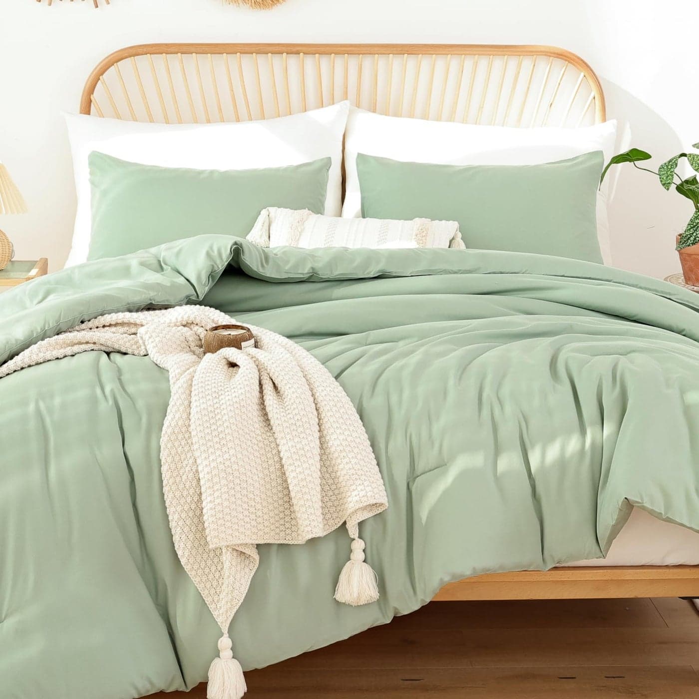 ROSGONIA King Size Sage Green Comforter Set 3 Piece Bedding Set with Boho Style Lightweight Down Alternative Comforter Cozy Blanket Bedspreads Quilt for All Seasons