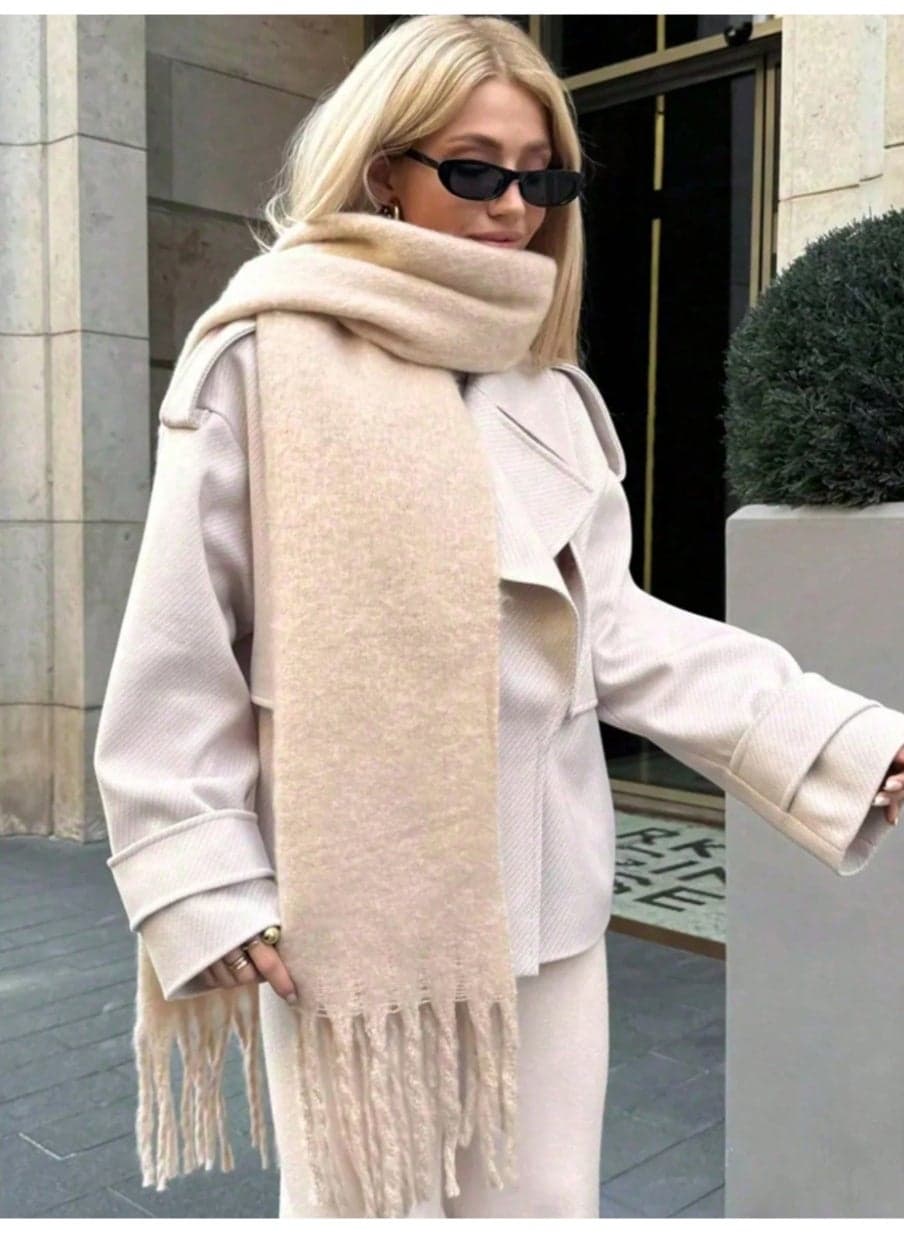 Luxurious long women's winter shawl. This winter shawl is made of soft and warm fabric, adding a soft and luxurious touch to your winter look.