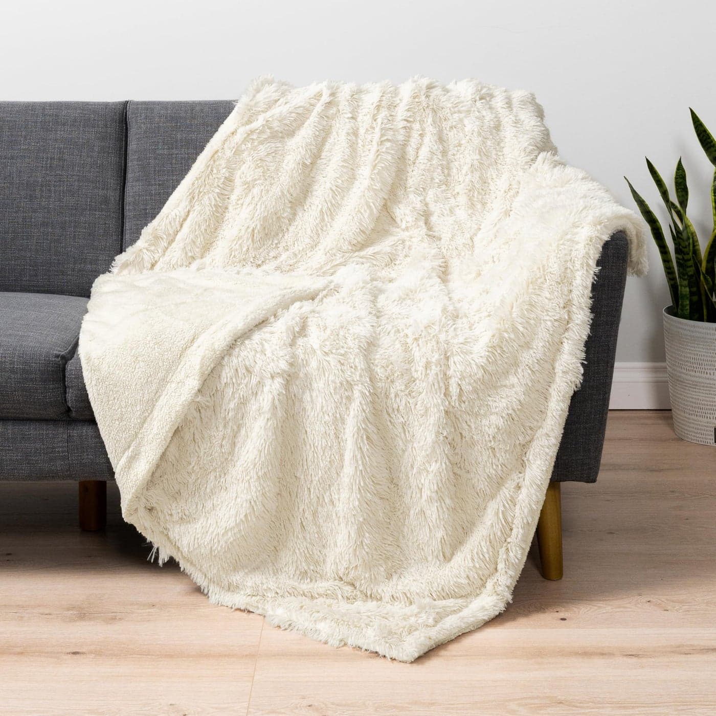 Pavilia Cream Beige Fluffy Throw Blanket for Couch Fuzzy Warm Super Soft Thick Faux Fur Sherpa 50x60