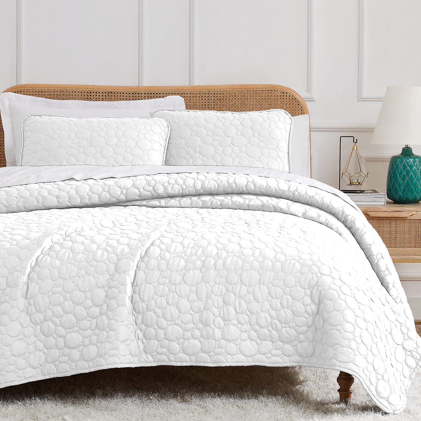 Southshore Fine Living Inc Oversized Queen Quilt Bedding Set Soft Prewash Fabric Soft Coverlet Bedspread 3Piece with Two Matching Pillow Shams 98 in Wide x 98 in Long FullQueen Pebble White
