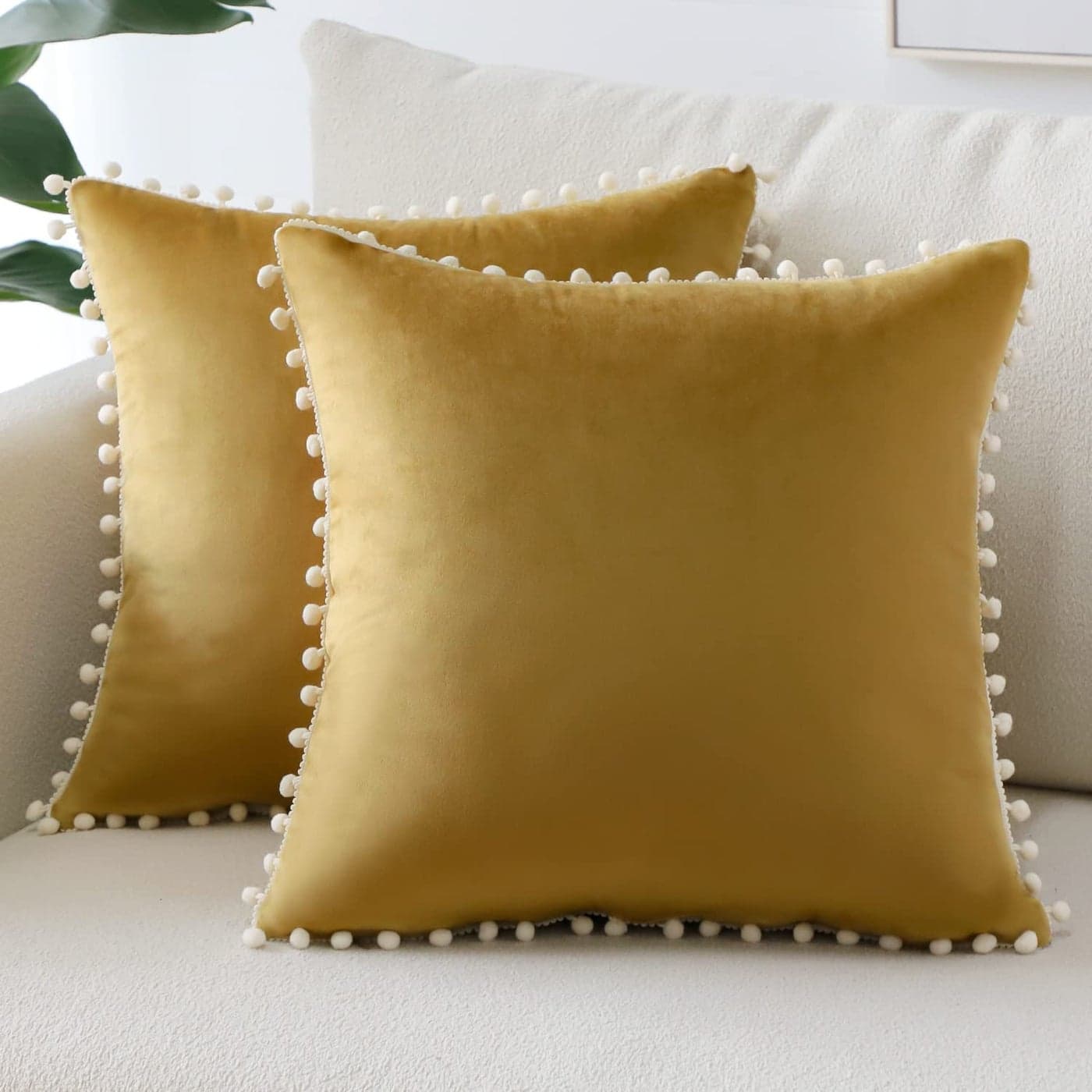 Sungeek Pack of 2 Decorative Cushion Covers Soft Velvet Pompoms Pillow Covers with Invisible Zipper Square Home Decor Throw Pillow Cases for Sofa Bedroom Living Room 45x45cm Gold