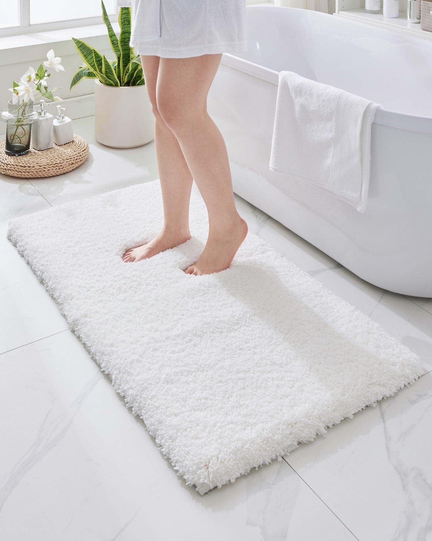 Disolla White Bathroom Rugs 24x48 Non Slip Fluffy Bath Mat for Bathroom Floor Washable Plush Luxury Bath Rug for Tub Soft Shaggy Absorbent Shower Sink Mat