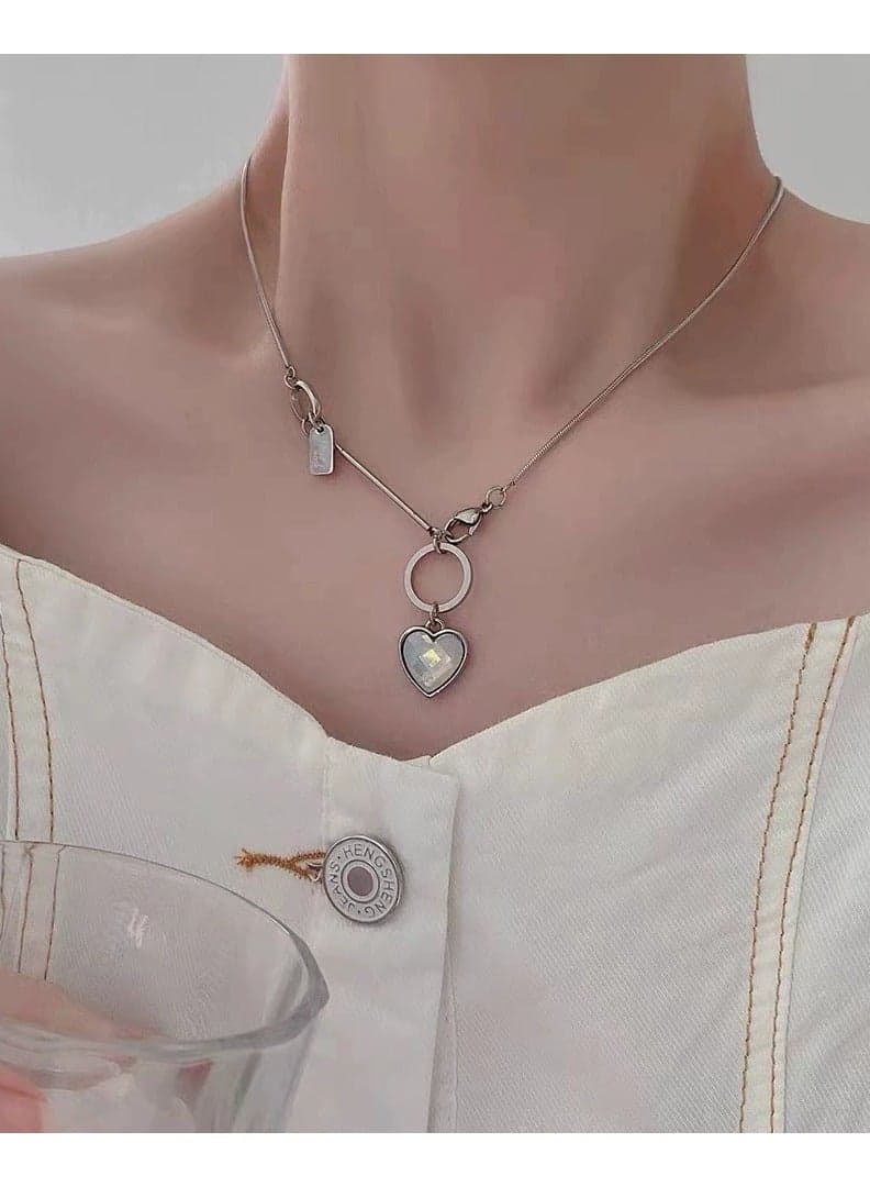 Simple meets stunning in this go-to everyday necklace. Whether you're headed to work, a coffee date, or running errands, this understated piece brings just the right amount of polish. Ideal for mini