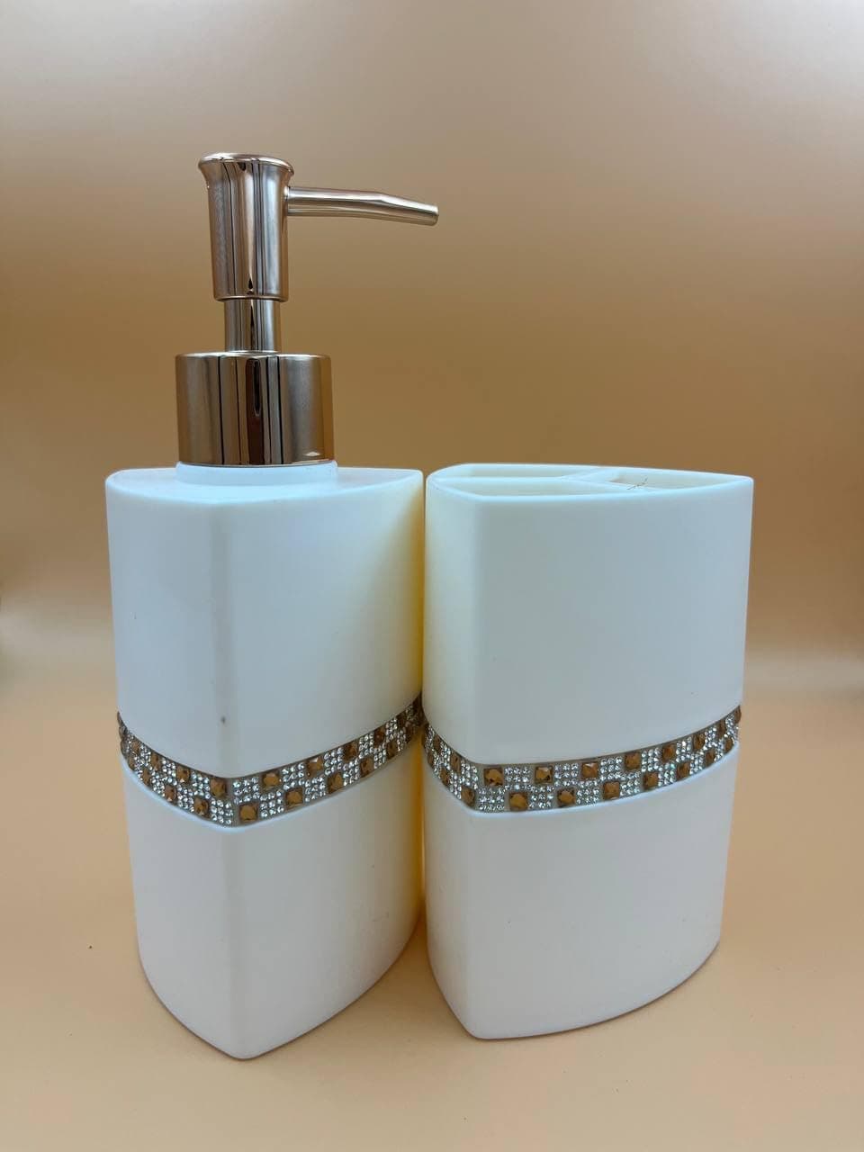 RUSEELA Sleek and Modern Soap Dispenser with Pump Action for Liquid Soap Lotion or Hand Sanitizer Durable Refillable and EcoFriendly Design for Home Office and Commercial Use