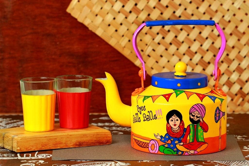 A Krazy Mug Handmade Colourful Dcorative Traditional Punjabi Couple Theme Design Desi Tea Chai Aluminium Kettle with Matching Print Glass Set 125 L