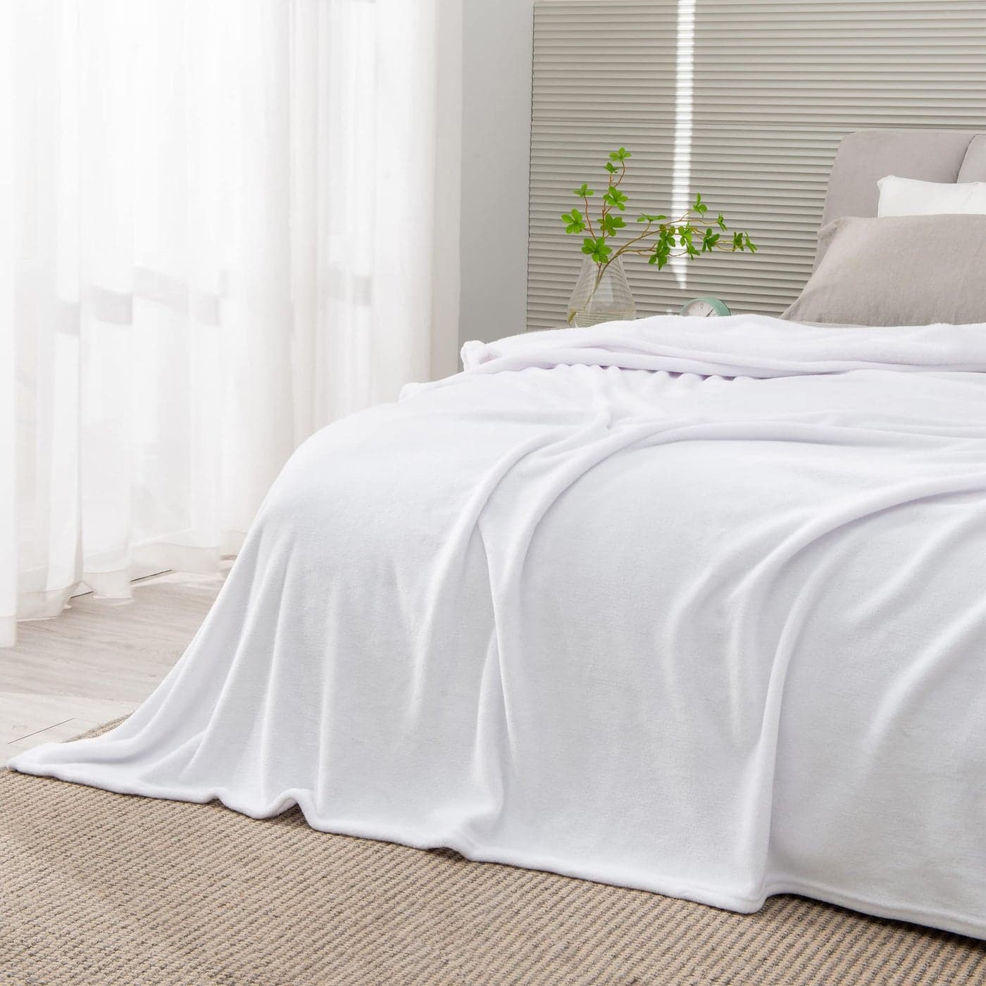 BEDELITE Fleece Blanket King Size Blankets for Bed Luxury Plush Cozy Fuzzy Blanket 108x90 inches Super Soft Warm Lightweight Throw Blanket All Seasons Suitable White