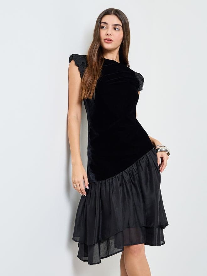 Styli Black Velvet Look Flared Knee Length Dress — M