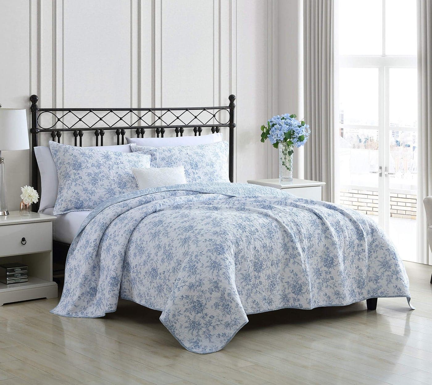 Laura Ashley Home FullQueen Quilt Set Reversible Floral Cotton Bedding with Matching Shams Home Decor for All Seasons Walled Garden Blue FullQueen