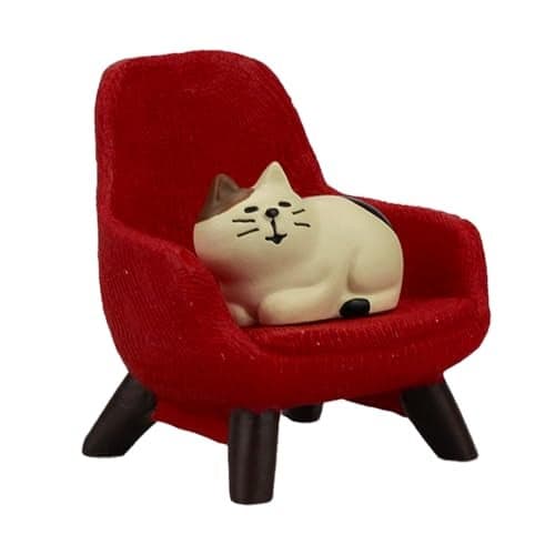 Refintural Miniature Cat Figurines with Small Sofa - Resin Mini Cat Figures, Kitten Miniature Desk Accessories - Perfect Cute Cat Gift for Cat Lovers (Red Sofa)