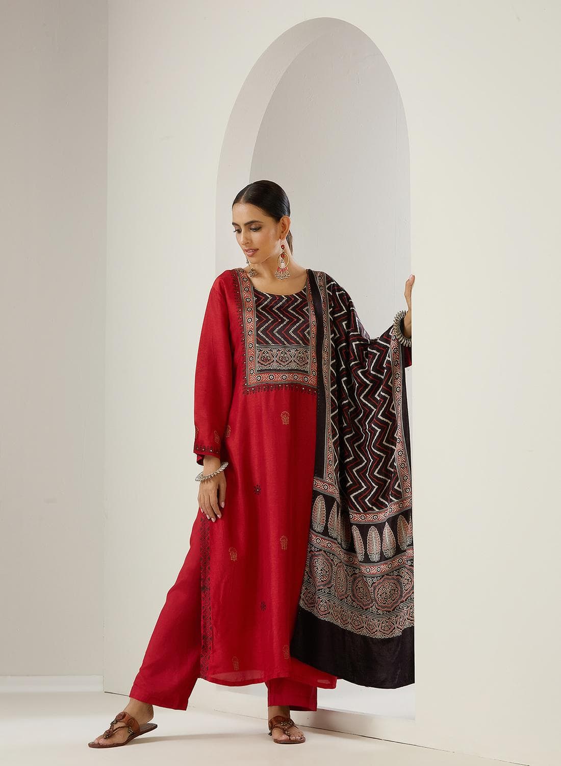 Ethnic Motifs Printed Regular Straight Kurta With Trousers & Dupatta