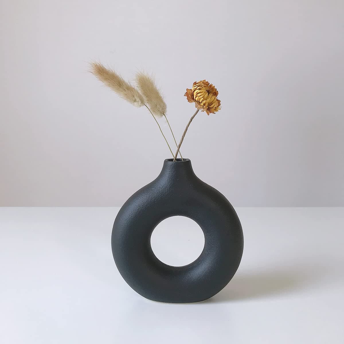 Eastern Rock White Ceramic Vases for Pampas GrassWater Drop Design Doughnut vase Modern Home Decor Minimalist Nordic Boho Ins Style Black Mini