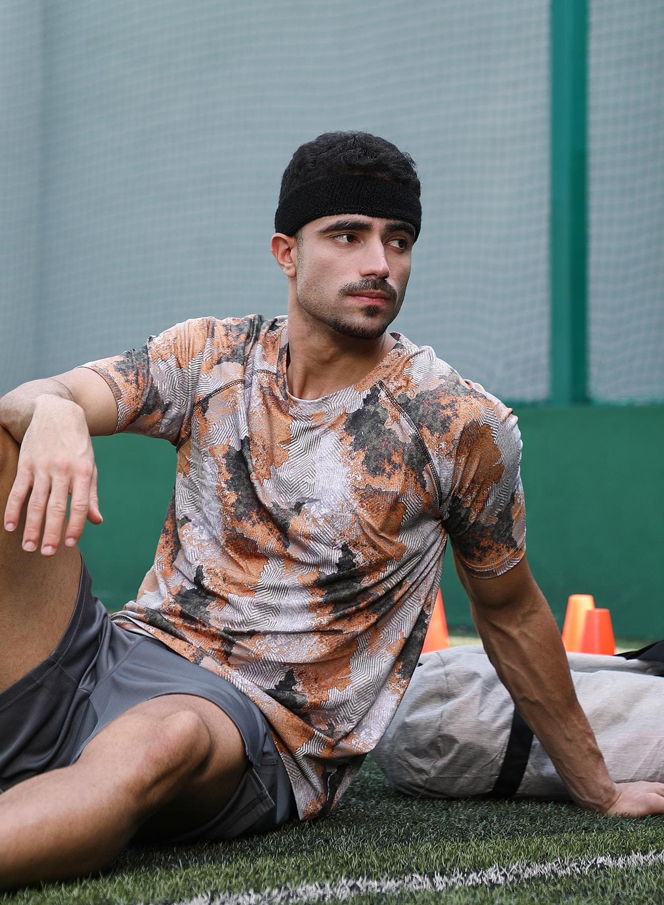 Men's Charcoal Black & Rust Orange Blur-Imprint Activewear T-Shirt