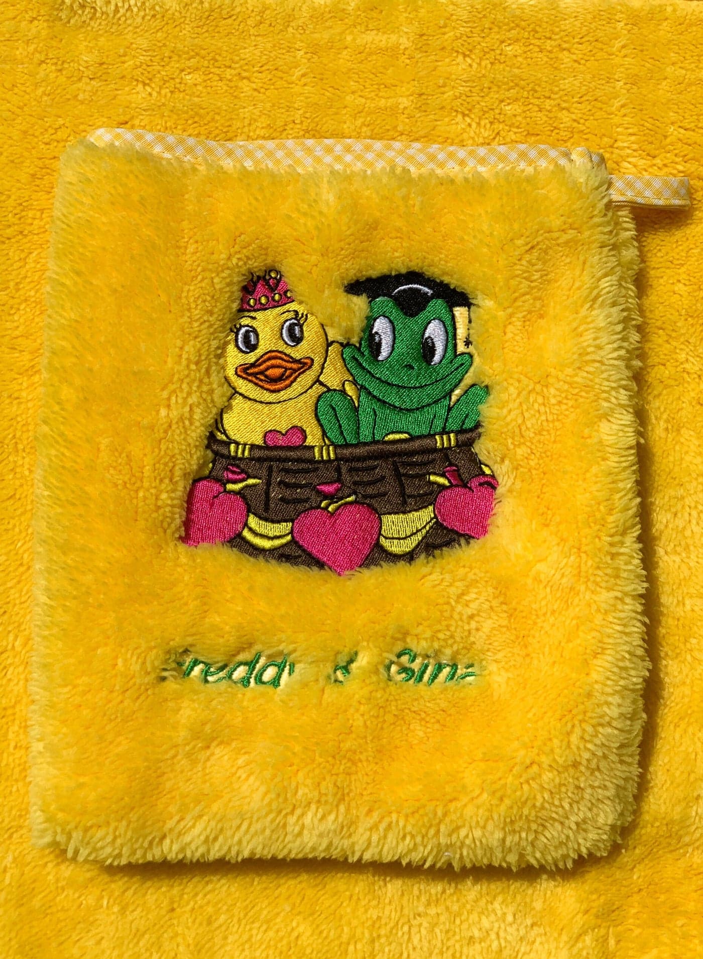 Freds Swim Academy Soft Welsoft Polyester Wash Mitt with Fred & Gina Motif, Approx. 16 x 20 cm, Yellow