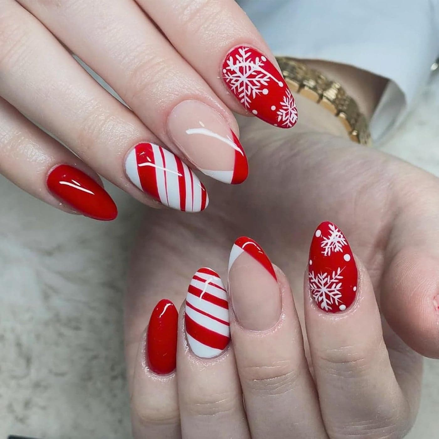24Pcs Christmas False Nails Almond Press on Nails Red White Fake Nails with Snowflake Xmas Full Cover Acrylic False Nails with Jelly Adhesive Tape