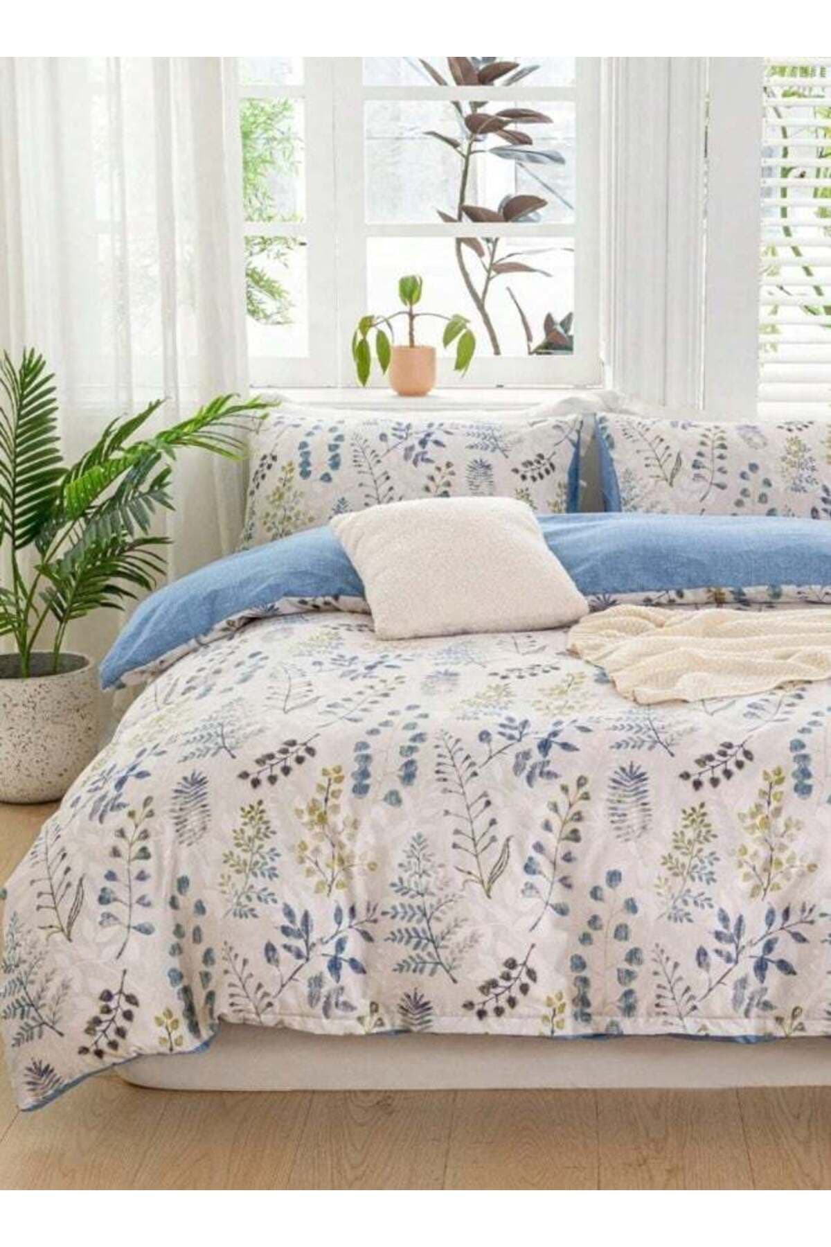 King size 6 piece set: 1 duvet cover (220*240 cm), 1 fitted sheet (200*200 cm+30 cm), and 4 pillowcases (50*75 cm). Bedding set, featuring a beautiful blue leaf design.