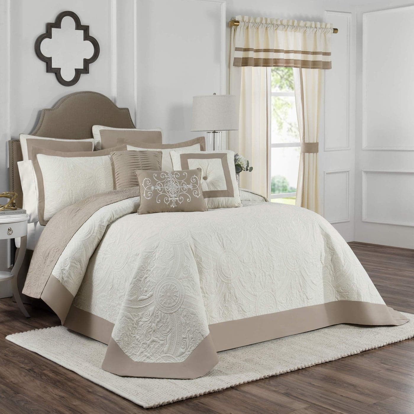 VUE Bensonhurst Modern Farmhouse Medallion Bed Spread KingCalking Ivory