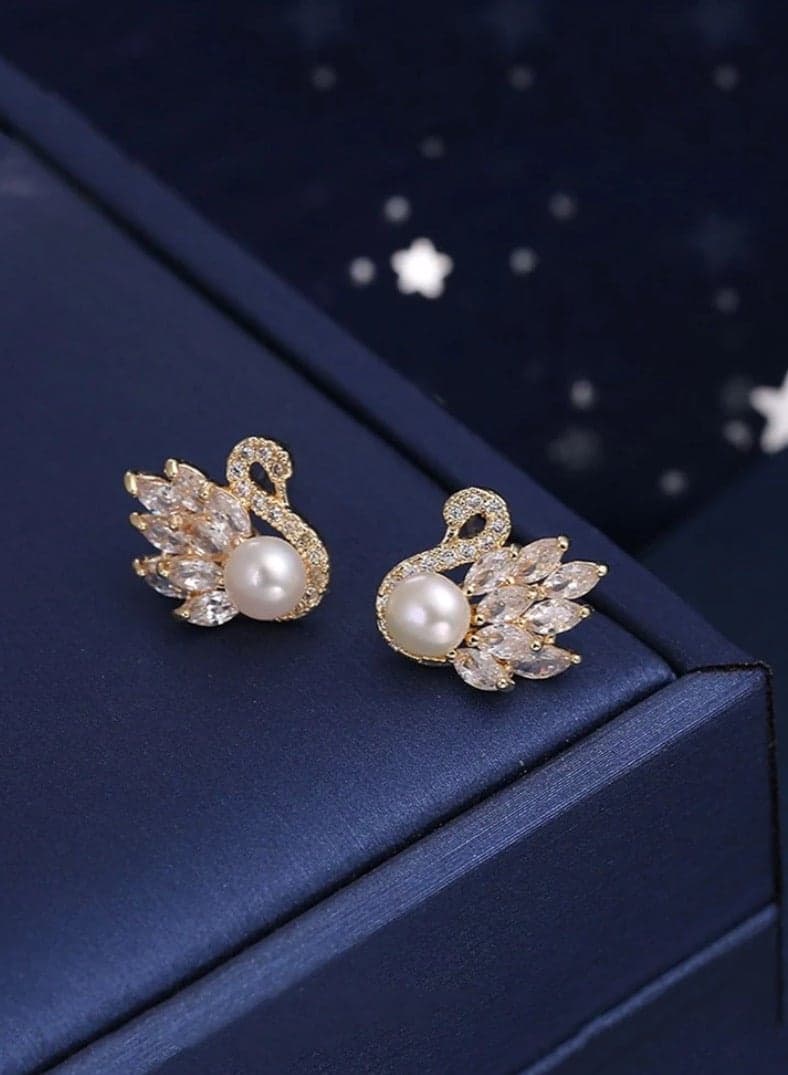Elegant High Quality Small Stud Earrings For Women Inlaid With Zirconia
