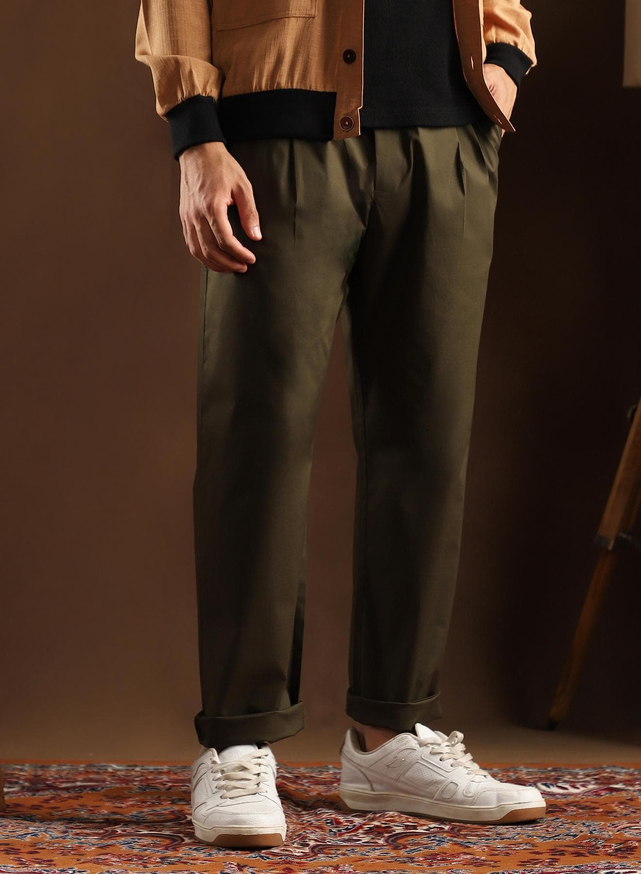 Lightweight - Solid-Pleated Chino Trousers