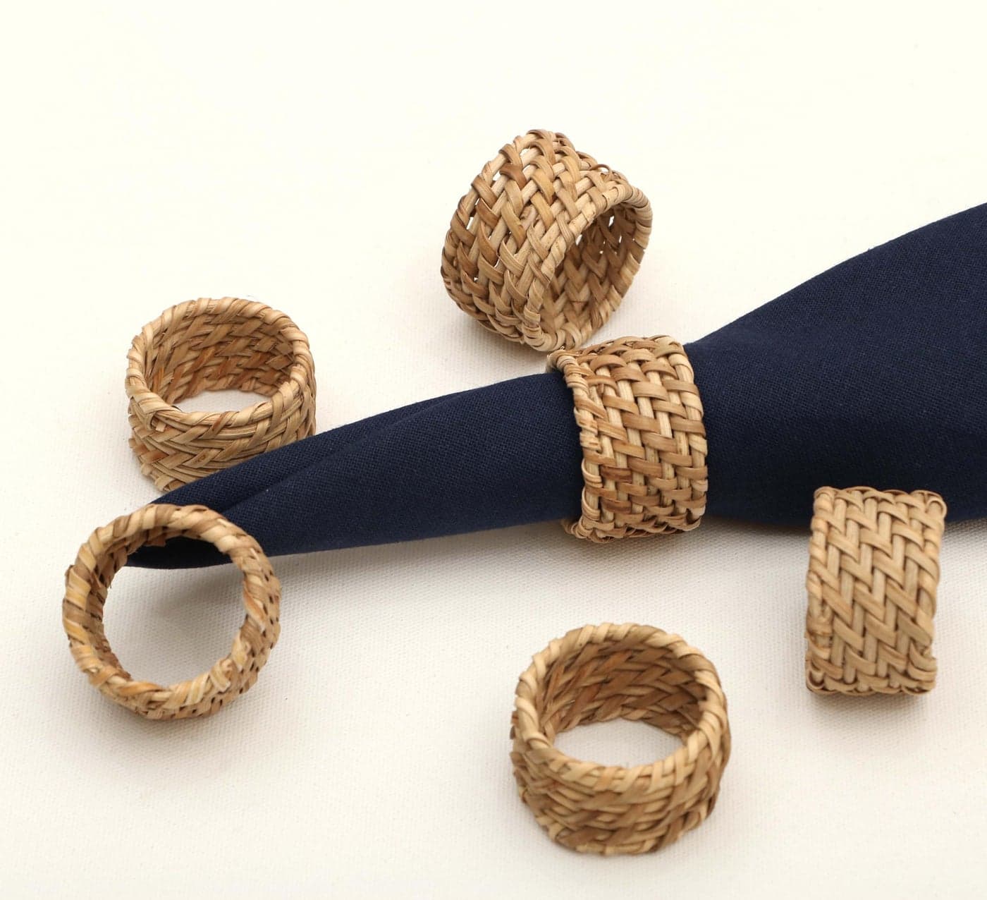 THE HOME TALK Rustic Wicker Napkin Rings – Handmade Eco-Friendly Ratan Napkin Holders for Farmhouse Dining Table, Wedding Party, Holiday Décor, and Everyday Use (Set of 6)