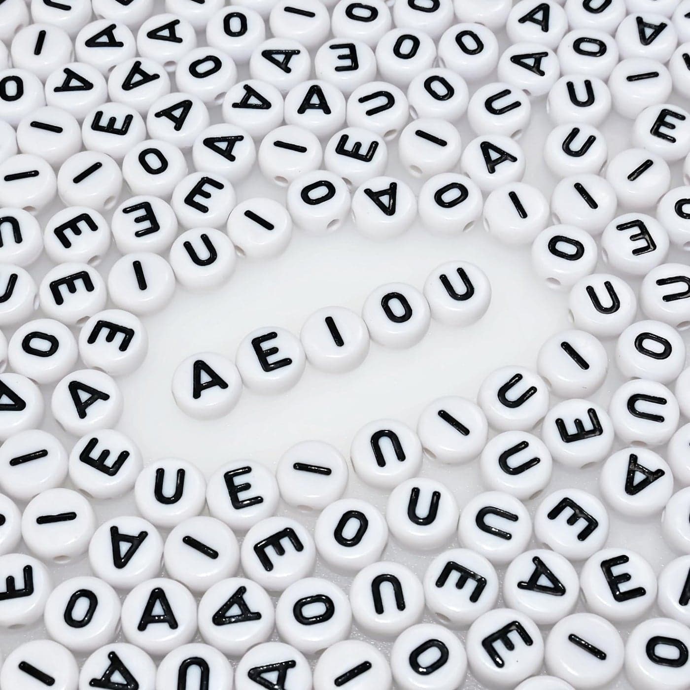 Amaney 300pcs Vowel Letter Beads A E I O U 74mm White Round Acrylic Letter Beads for Jewelry Making Bracelets Necklaces Each 60 Pieces