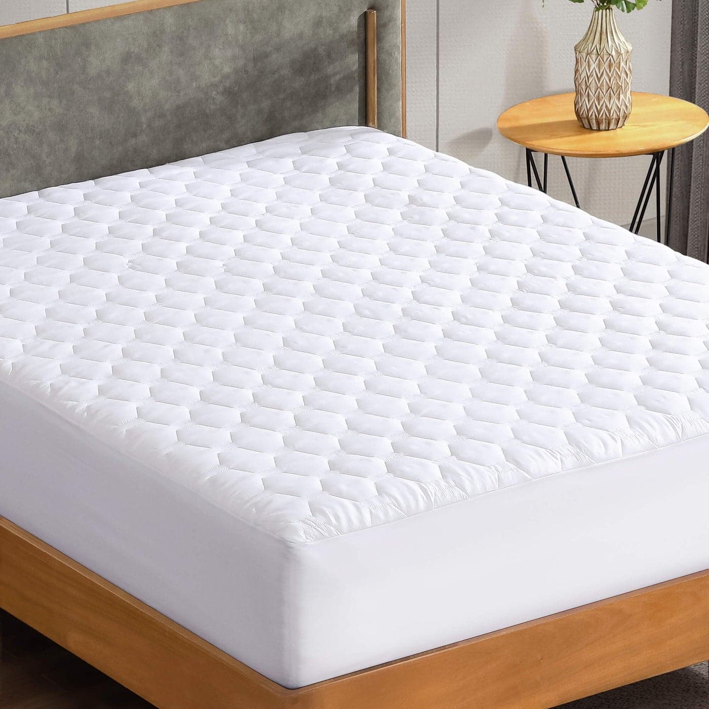 The Grand Hotel Collection King Size Hybrid Mattress Protector & Pad - Soft and Comfortable Bed Sheet Cover That Restores The Beauty of Your Mattress, While Protecting from Stains, Dust, and Dirt.