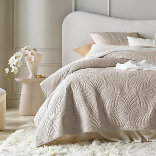 ROOM99 Feel Elegant Beige Bedspread 200 x 220 cm Versatile as a Bed Throw or Sofa Throw Quilted Perfect as a Velvet Bedspread