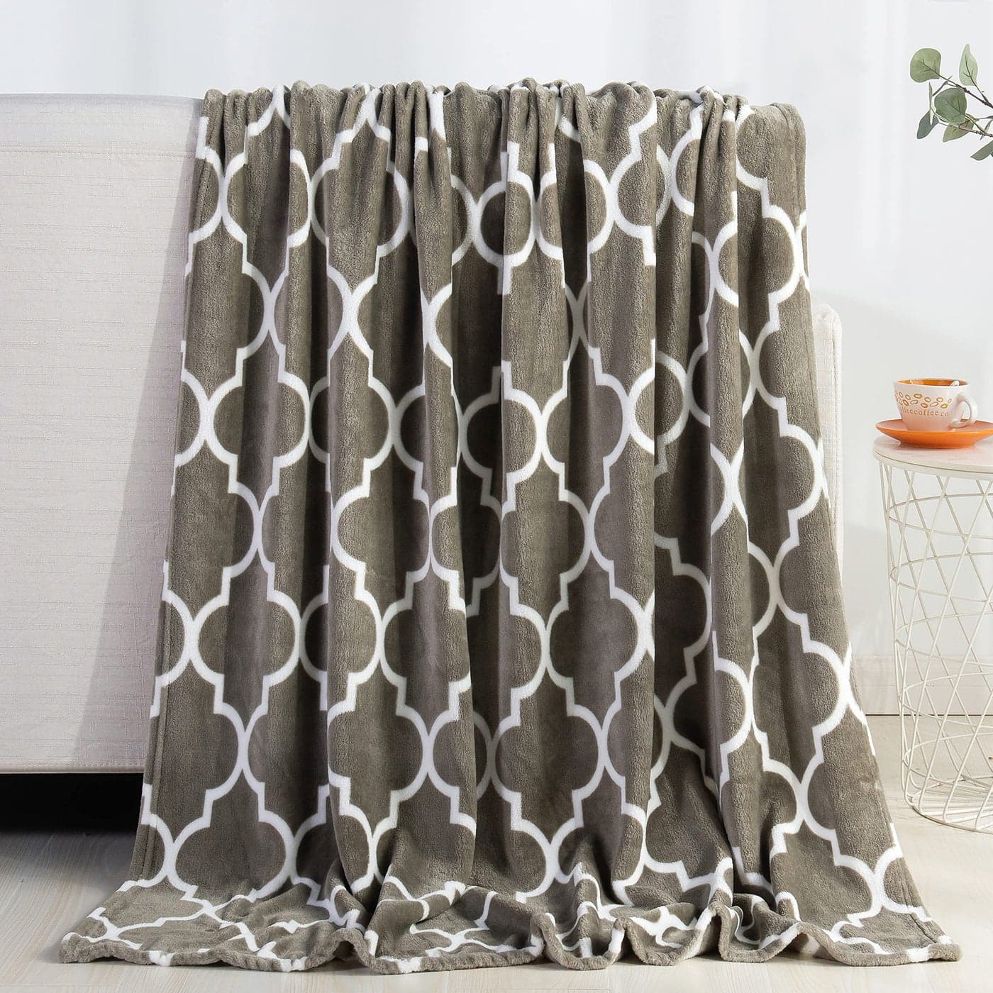 Elegant Comfort Luxury Velvet Super Soft Christmas Prints Fleece BlanketHoliday Theme Home Dcor Fuzzy Warm and Cozy Throws for Winter Bedding Couch and Gift 50 x 60 inch Quatrefoil Grey