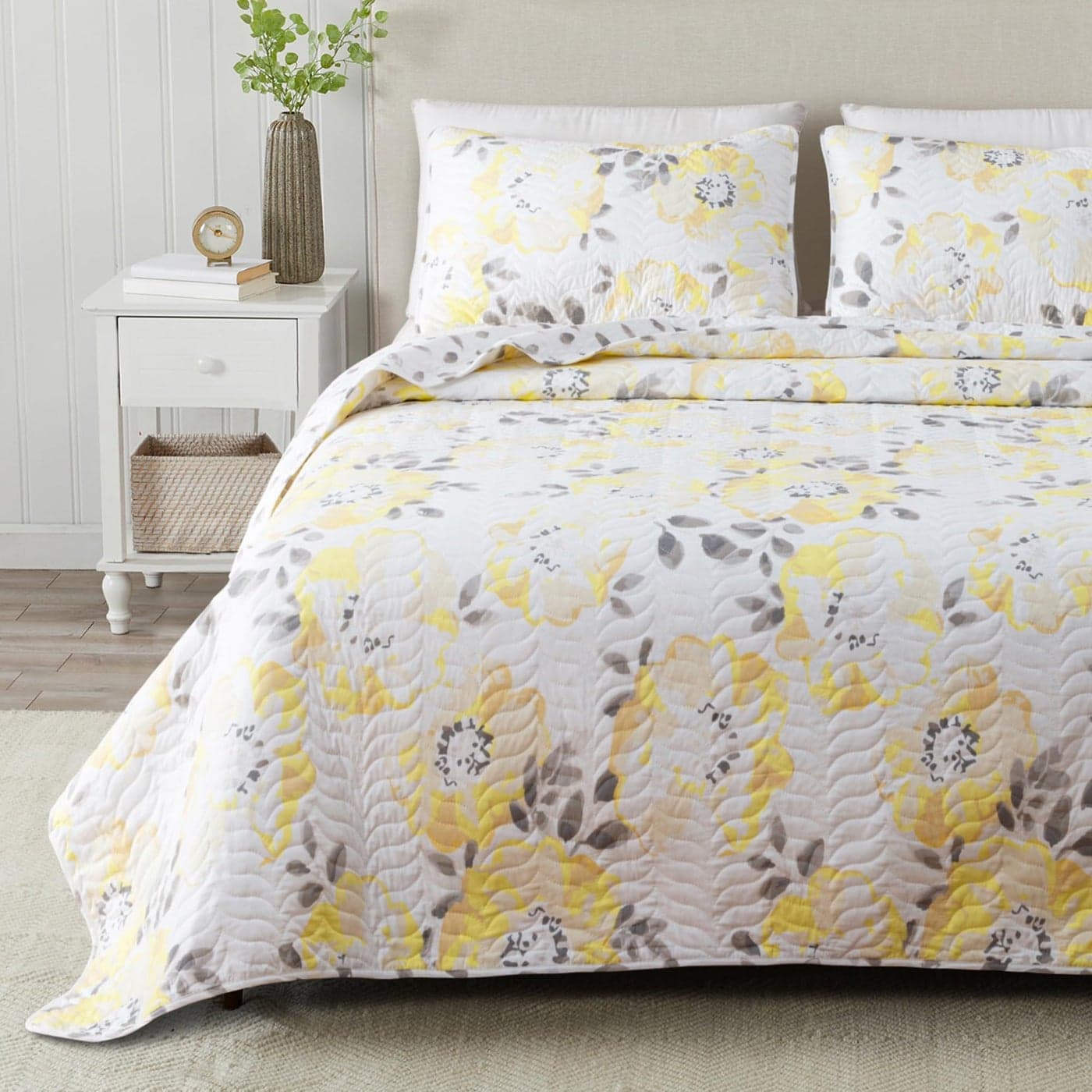 Great Bay Home Floral TwinTwin XL Quilt Set with Shams Yellow Floral Bedding Set AllSeason Lightweight Bedspread Reversible Farmhouse Bedding TwinTwin XL Helene