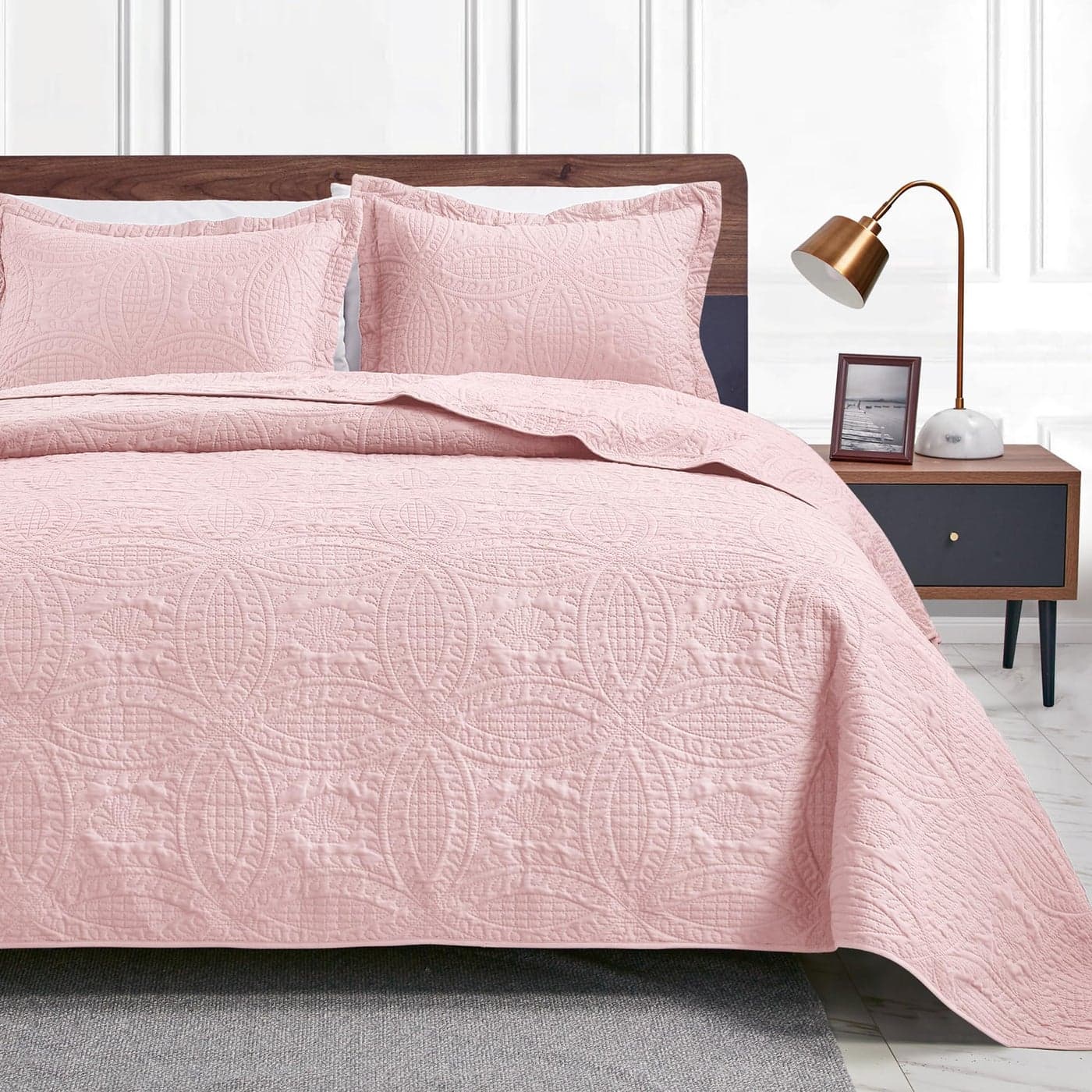 Loves cabin Quilts for Queen Bed Pink Bedspreads Soft Bed Summer Lightweight Bedspread Comforter Modern Style Coin Coverlet for All Season 3 Pieces 1 Quilt 2 Pillow Shams