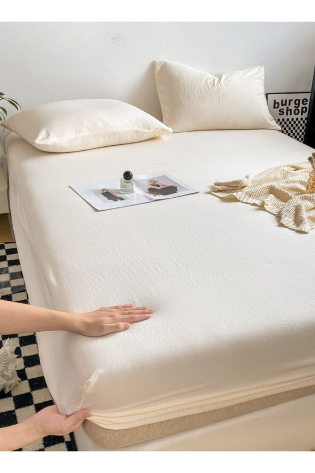 3-Piece Set: king-size fitted bedsheet and two pillowcases, washable cotton in a milky white color.