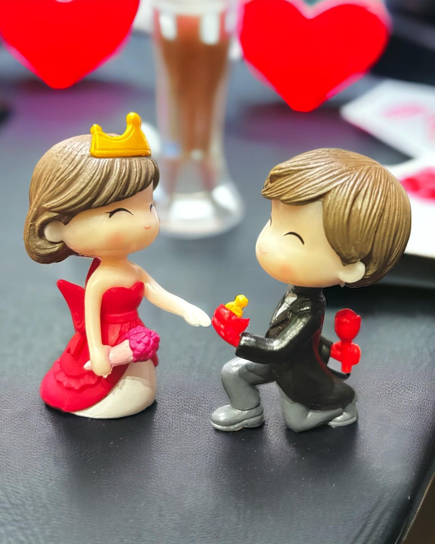 WARMINGO DE Valentine Gift for Boyfriend Girlfriend Husband Wife Girls Boys Decorative Cute Miniature Romantic Couple Showpiece Statue | Valentine Decoration Item (Resin) (Proposing)