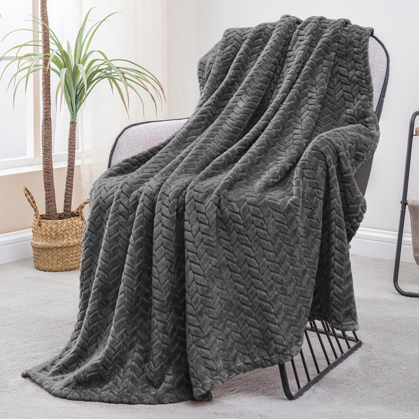 Exclusivo Mezcla Dark Grey Fleece Throw Blanket for Couch and Bed 50x70 Inches Soft Cozy 3D Decorative Jacquard Flannel Blankets Lightweight Fuzzy Plush Warm Throws for All Seasons