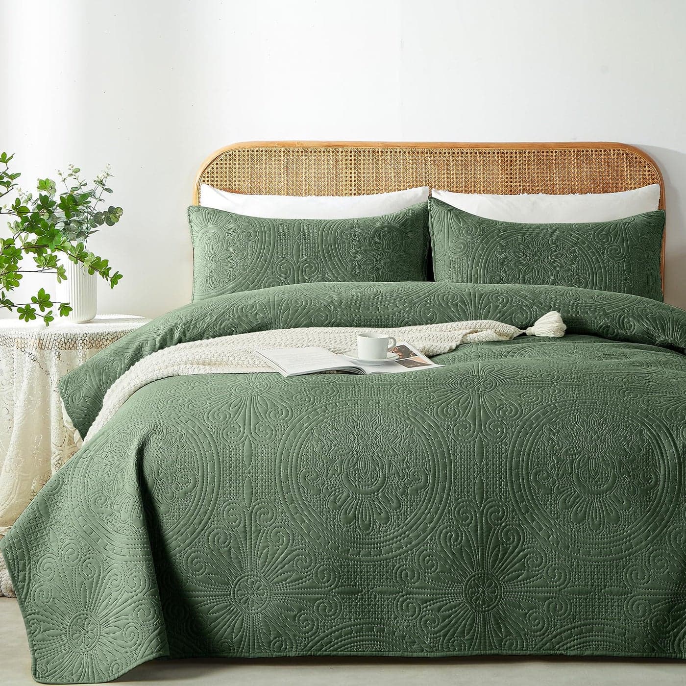 WURUIBO KingCal King Quilt Set Olive GreenUltrasonic Embossed Bedspread Lightweight Microfiber Coverlet Modern Thin Bedding Set for All Season 3 Piece1 Quilt2 Pillow Shams