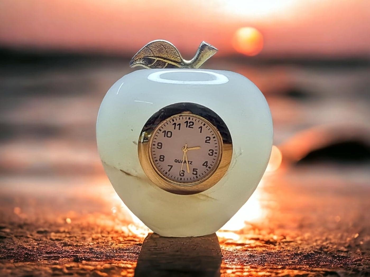 SAUDEEP INDIA Onyx Apple Shape Desk Table Clock Paperweight for Home Decor Feng Shui Vastu Lucky Decorative Item for Living Room Office Desktop Corporate Gifting Elegant Onyx Clock