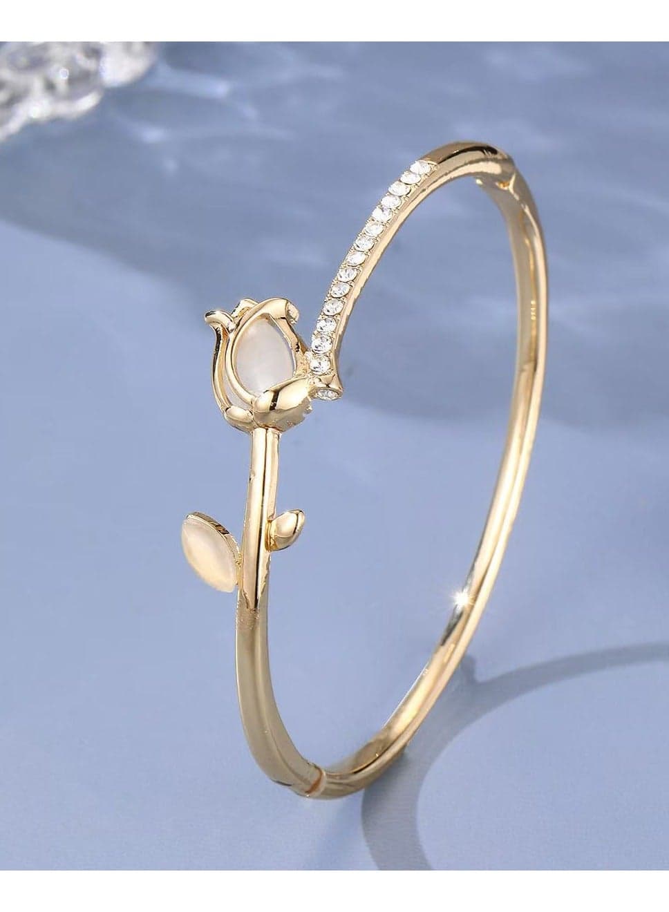 Stylish And Elegant Bracelet with a Minimalist Flower Bud Design, Featuring Sparkling Synthetic Zirconia, Perfect As a Gift for Valentine'S Day, Anniversaries, Or Birthdays for Your Loved One.